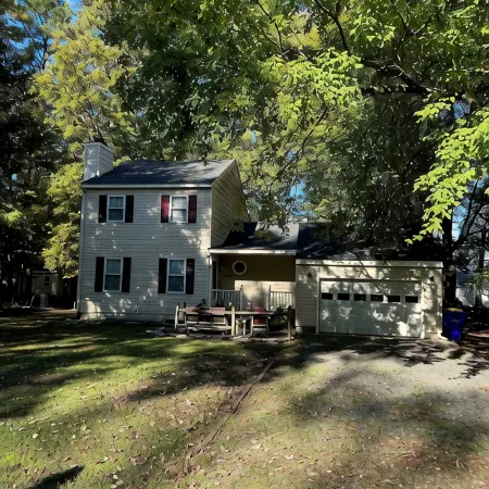Charming 3-bedroom house with Screened deck, Community Bay/Pool Access and more!