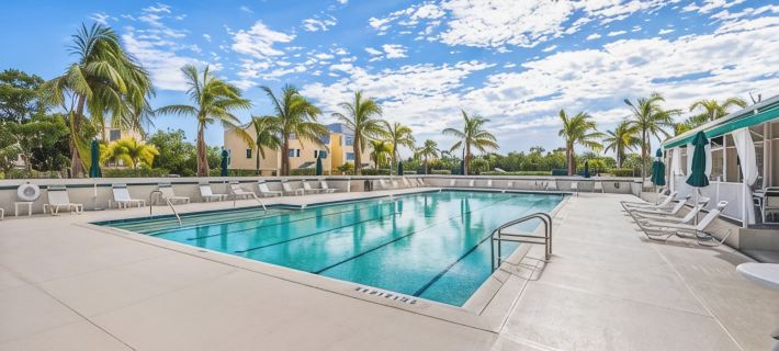 4-bedroom house on Longboat Key with beach only 150 yards away. Hotels in Longboat Key
