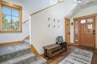 Hillside Hideaway- Family friendly centrally located with AC, Hot Tub, Game Room - 4-Star