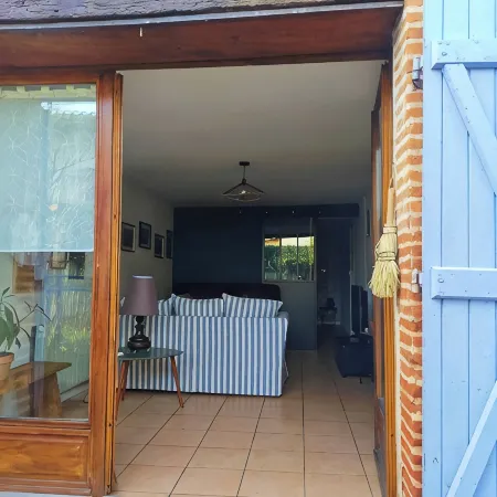 Maisonnette Ideally Located at the Foot of the Napoleon Bridge