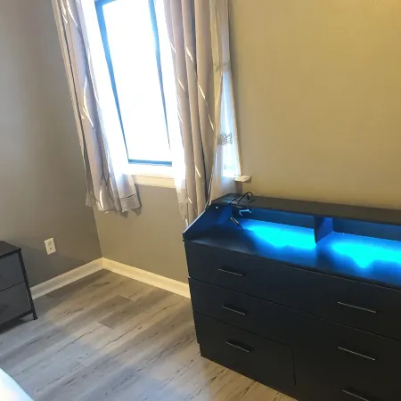2 BR 2 BA Cozy Retreat Near Everything