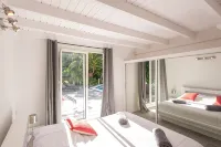 Beach 2 minutes' walk, private deck, tranquility