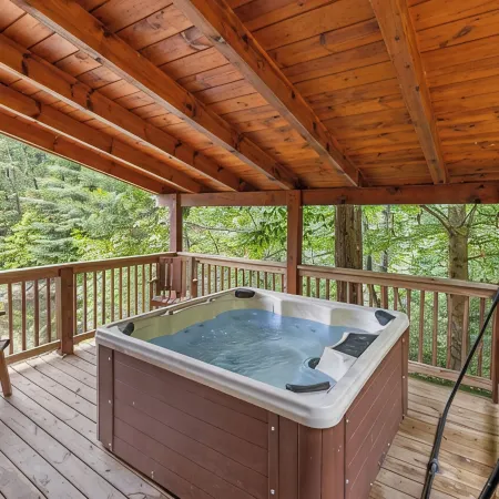 Red River Gorge Lakeside Cabin retreat! 4 bed 4 bath with a Hot Tub