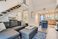 Modern 2-Bedroom Loft in Austin w Pool, Hot Tub,Fire pit,Goats,Alpacas,Chickens - Chalets
