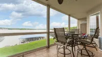 Believe the 275+ 5 star reviews! Main waterfront & boat slip, Ice cream machine. - 4 ดาว