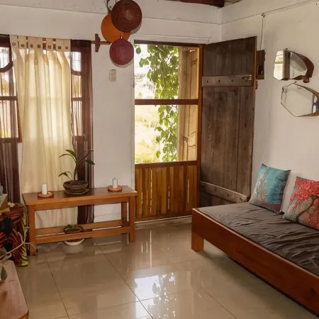 CASA ACOGEDORA DE DOS DORMITORIOS, COMPLETAMENTE AMOBLADA.