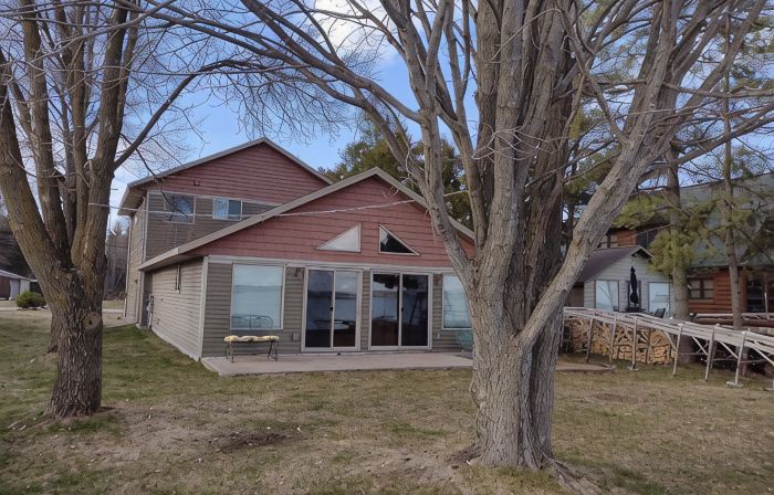 House Lakefront Beautiful Sleeps 12 AC, Wi Fi, 38 minutes to GB