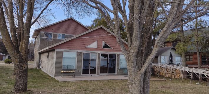 House Lakefront Beautiful Sleeps 12 AC, Wi Fi, 38 minutes to GB Hotels in Shawano County