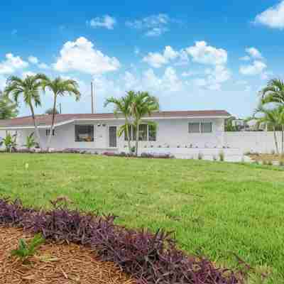 Prime Spot • Near Hard Rock Stadium & Beach • Pool Hotel Exterior