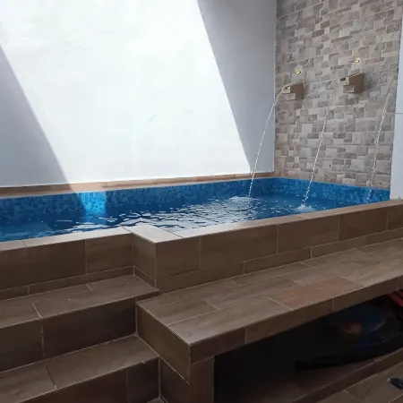 Linda casa con alberca y cascada.