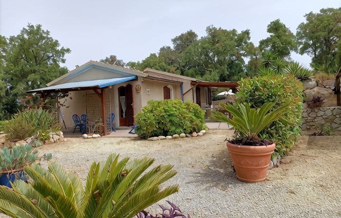 Near the bellisima Straccoligno beach cared apartment.