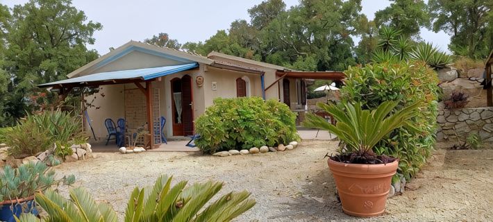 Near the bellisima Straccoligno beach cared apartment. Hotéis em Capoliveri