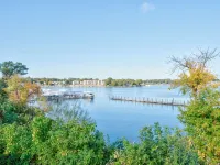 Beautiful 1500+ sq ft cabin with outdoor pool just steps off the patio Hoteles en Arnolds Park