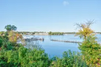 Beautiful 1500+ sq ft cabin with outdoor pool just steps off the patio - Wifi