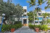 Right ON the BEACH!!!  2 bedroom condo!  The Seaside Princesse - Homestays