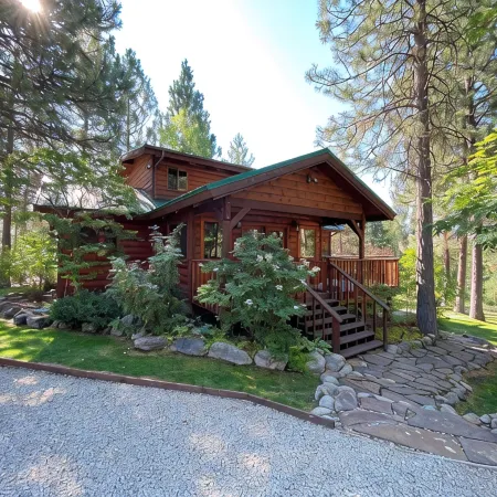 Westside 4-bdrm cabin between Hamilton & Victor with WiFi, AC. Enjoy your stay