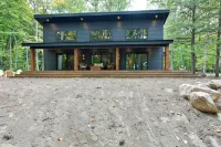 Stylish Signature Lodge, nestled in the Forest, with Teal Lake views - 2-Sterne