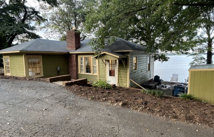 “The View” Lake Front Cottage w/Hot tub