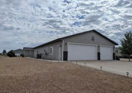 Charming 3-bedroom house with WiFi, AC minutes from Lake Oahe/ 3 stall garage