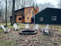 Premier Cottage Getaway-Acorn Grove, Pentwater, MI - 4-Star