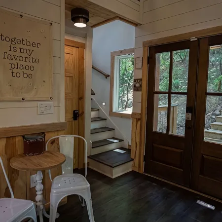 Al's Nest: Secluded Treehouse Overlooking Creek