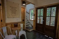 Al's Nest: Secluded Treehouse Overlooking Creek