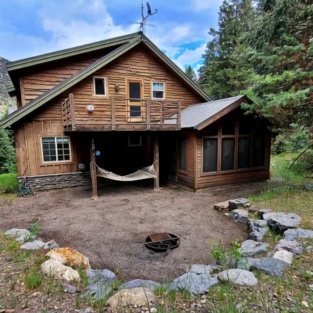 Private Cabin on Beautiful River! Enjoy the popular Paiute ATV Trail.