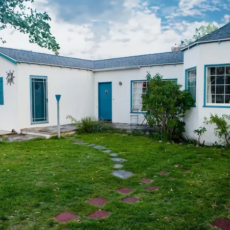 Walk to Main St! 20 min drive to Whitney Portal. High speed internet