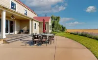 Vineyard Estate-Mountain views-Private; minutes to downtown. Pet friendly