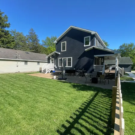 Beach House Lake Shore Road steps to Miller Beach access. 4 bedrm4 bathroom
