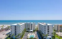 Best direct ocean view! Newly renovated condo w/ pool - 4 ดาว