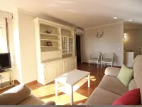 Ideally located 3-bedroom apartment with air conditioning and parking. -  Ferienwohnungen