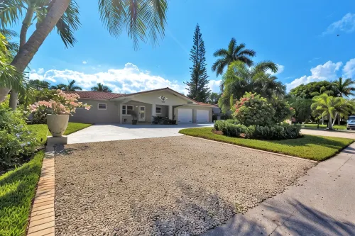 Large 4/3House - 7MIN WALK 2 BEACH!-Tiki, Heated Pool & Bikes Included