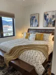 Luxury Whitefish Penthouse w/Hot Tub on Central Ave - 욕조