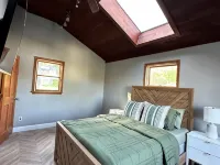 3-bedroom house in marvelous Goshen. Luxury cabin vibes for your getaway. Hotels in Goshen