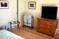 Private En Suite Large Master Bedroom With King Sized Bed - Homestays