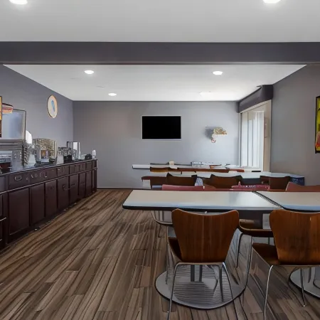Super 8 by Wyndham South Holland