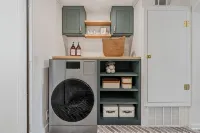 Old Town Stone Cottage: Walk to Square, Family Friendly, Free EV Charging - 4-Star