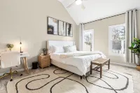Spacious 3BR with King Beds & Personal TVs in Raleigh! - บังกะโล