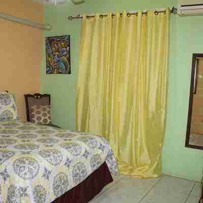 Elegant & Stylish 2BR Condo New Kingston Rooms