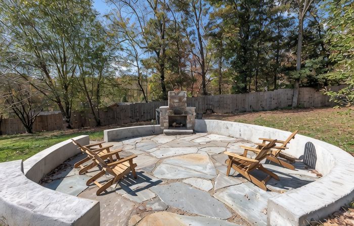 PETS, large fenced yard, full kitchen, 6 min to A-ville.