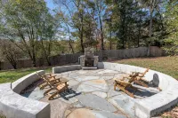 PETS, large fenced yard, full kitchen, 6 min to A-ville. - 4-Star