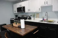 Stylish & Spacious Newark Retreat - Perfect for City Getaways! - Kitchen