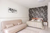 Lake Garda Holiday Apartment 3 Villa Magnolia - Homestays