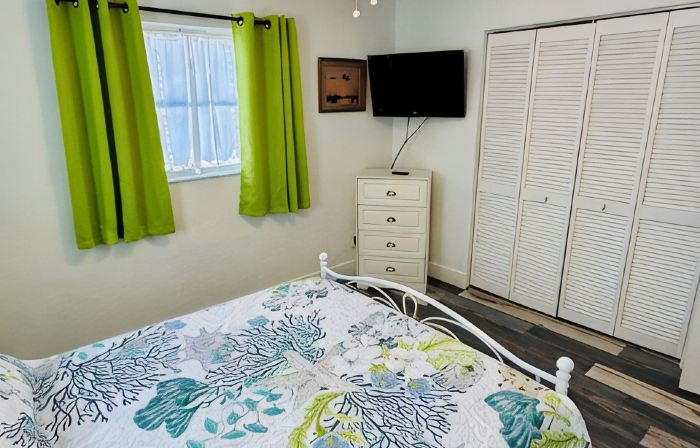 Charming 2-bedroom waterfront townhome with WiFi, AC Hot Tub and dock