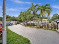 Charming 3-bedroom house with WiFi, AC in fantastic Miami Hotels in Golden Glades
