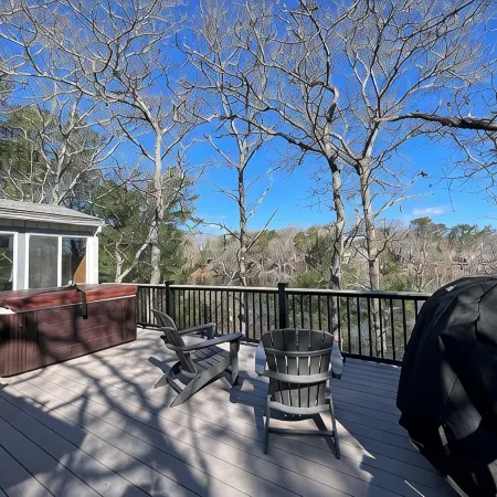 Spacious 4-bedroom Lakefront cottage in picturesque Bourne