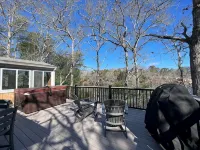 Spacious 4-bedroom Lakefront cottage in picturesque Bourne - Homestays
