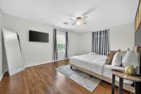 2BR Bright Condo 5 min to downtown HTX and NRG - Apartments