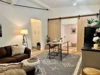Romantic 1-Bedroom Retreat in Downtown Shelburne Falls—Walk to Everything - Homestays